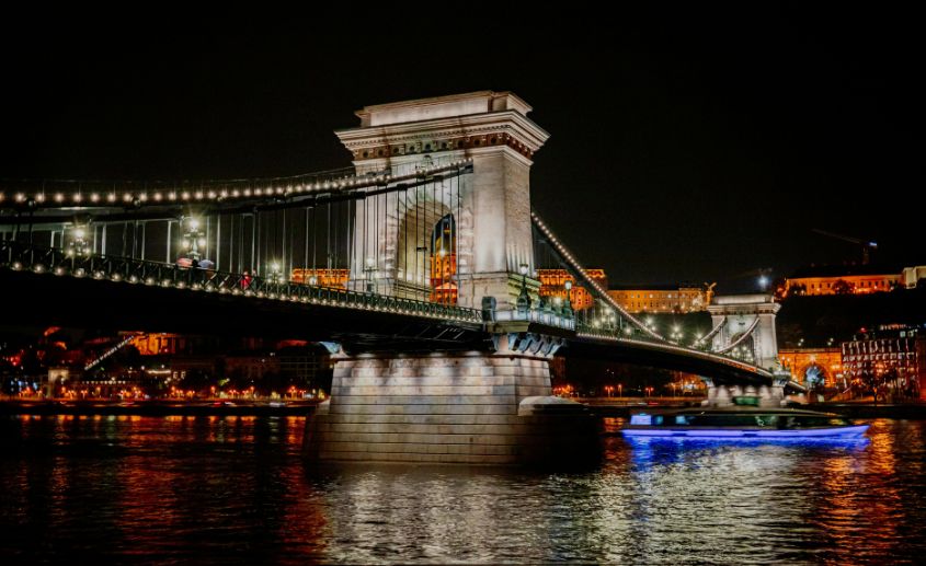 Sečenjijev most u Budimpešti noću